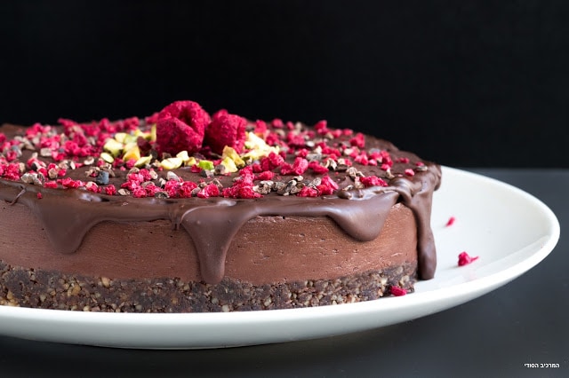 עוגת שוקולד-פטל טבעונית עם ציפוי שוקולד