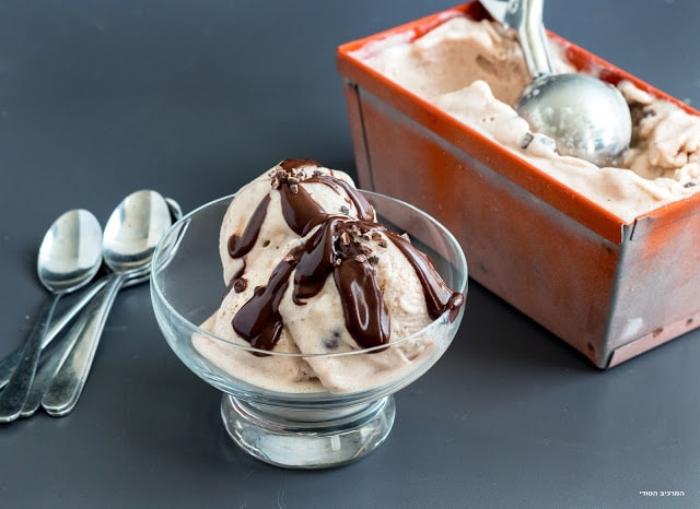 גלידה טבעונית בטעם תות-בננה עם שוקולד צ'יפס