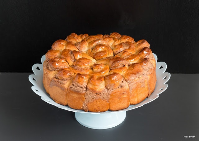 עוגת שמרים "חרצית" במילוי ממרחי שקדים