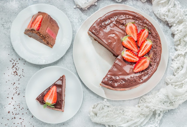 עוגת שוקולד ותותים טבעונית ללא אפייה כשרה לפסח