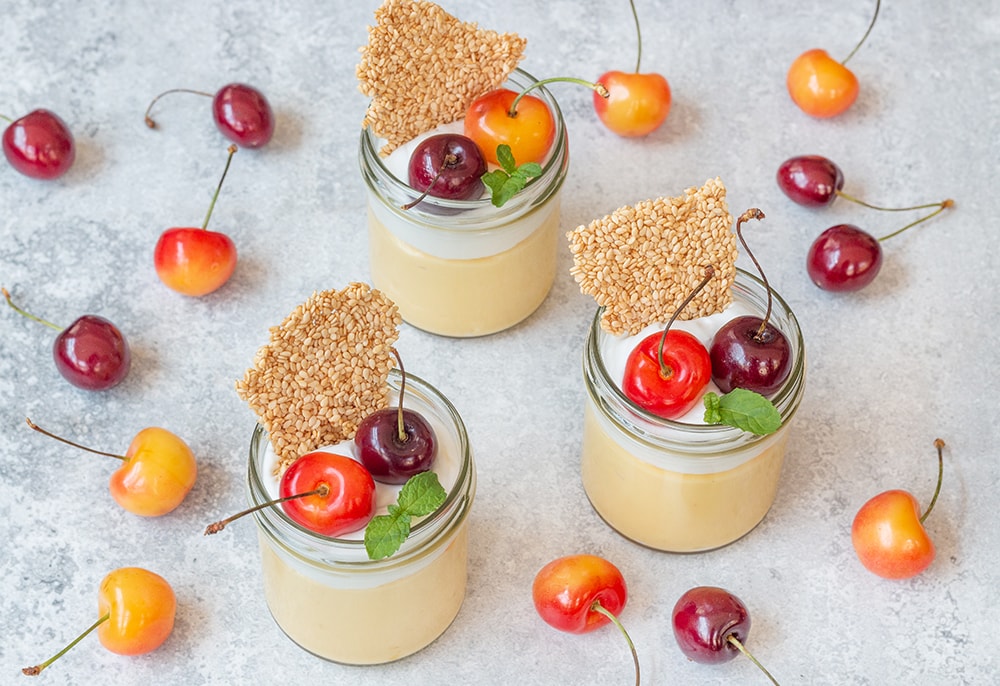 קינוח מנגו טבעוני ללא גלוטן עם קצפת קוקס