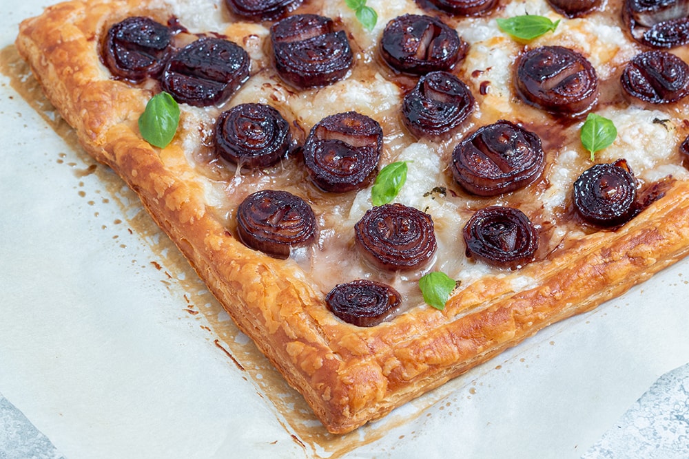 פאי טבעוני פשוט עם בצלים מקורמלים