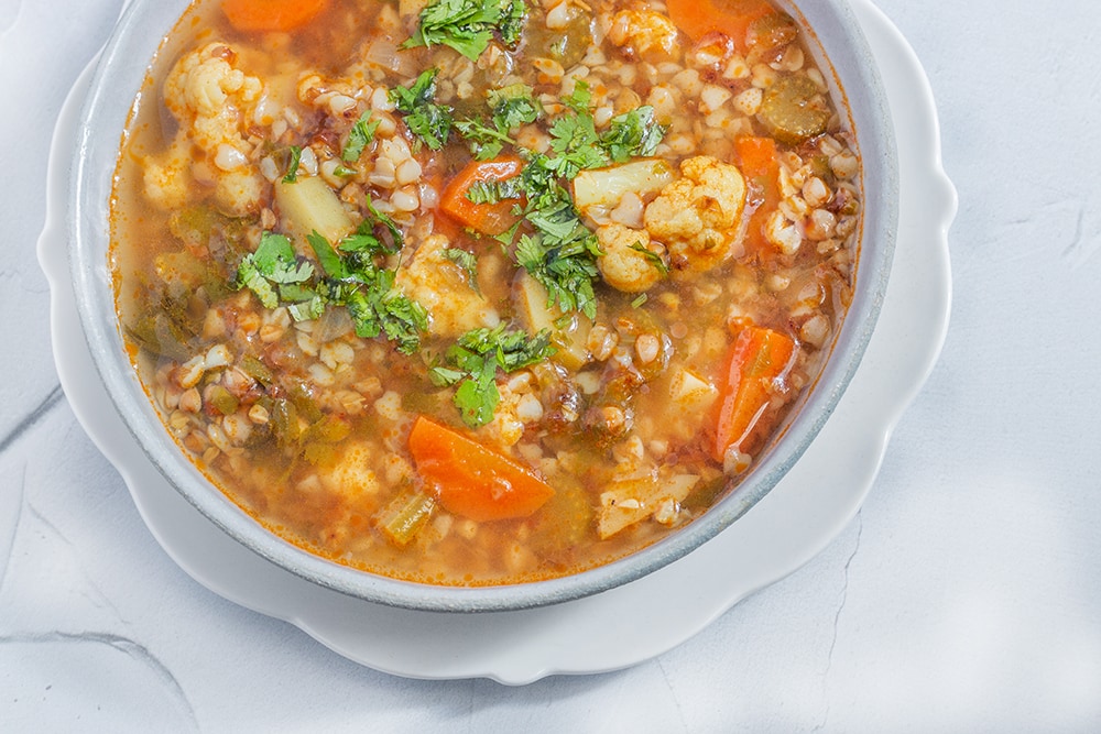 מרק ירקות טבעוני עם כוסמת (ללא גלוטן)