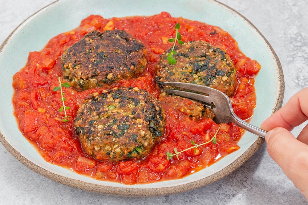 קציצות כוסמת ירוקה טבעוניות ללא גלוטן ברוטב עגבניות
